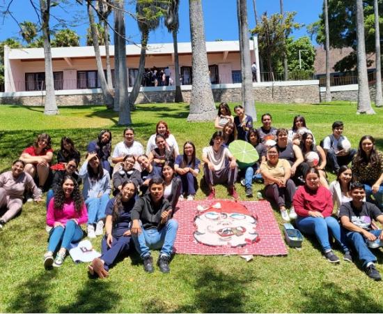 Grupo de estudiantes organizadores del desfile