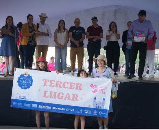 Entrega del tercer lugar del desfile