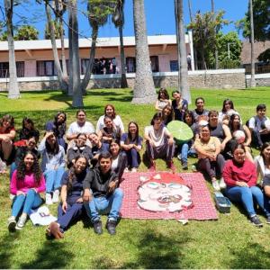 Grupo de estudiantes organizadores del desfile